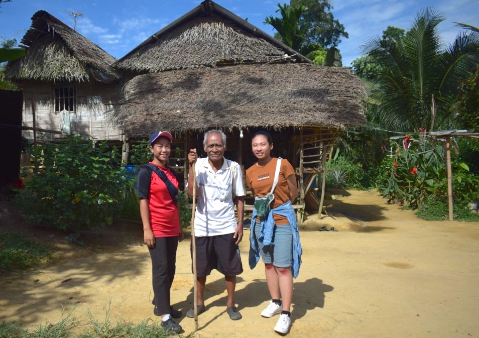 Sherry with her co-casts from the film Klinik Ku Hutan, Linda Ibrahim and Atuk Yam, a traditional healer.